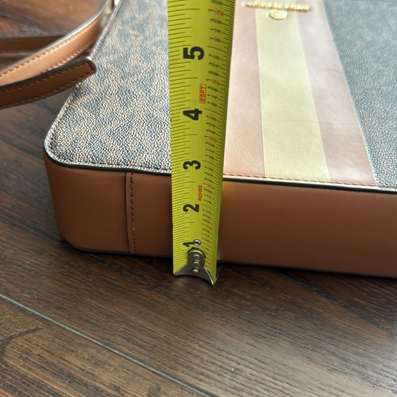 MICHAEL Michael Kors NWT Center Stripe Gloria MD Crossbody Bag with top zipper. - Picture 9 of 9